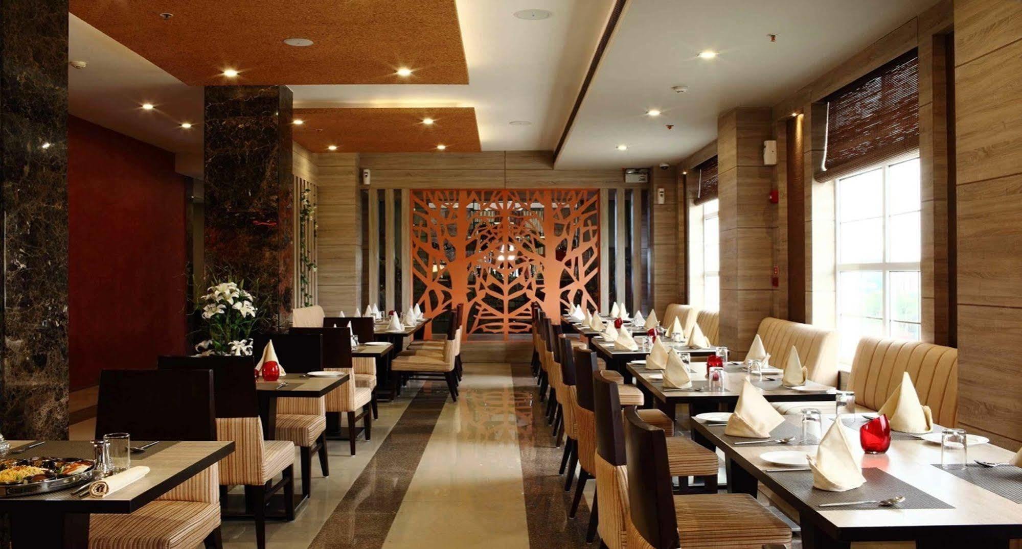 Nidhivan Sarovar Portico Vrindāvan Exterior photo